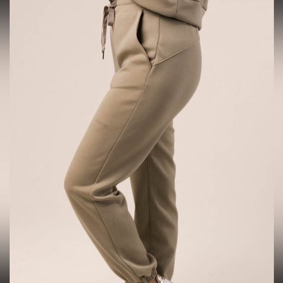 Dear Scarlett Large Sage Green Day Trip Jogger Pants NWT - Picture 3 of 4